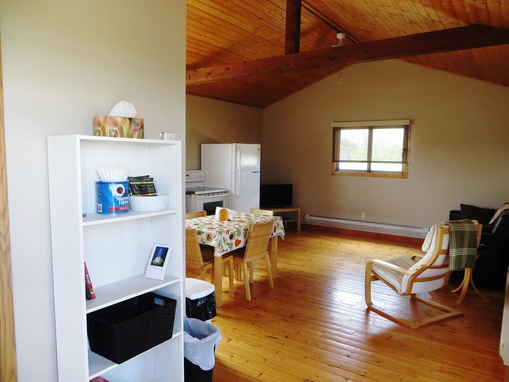 Foxlake Retreat Hanna Room photo