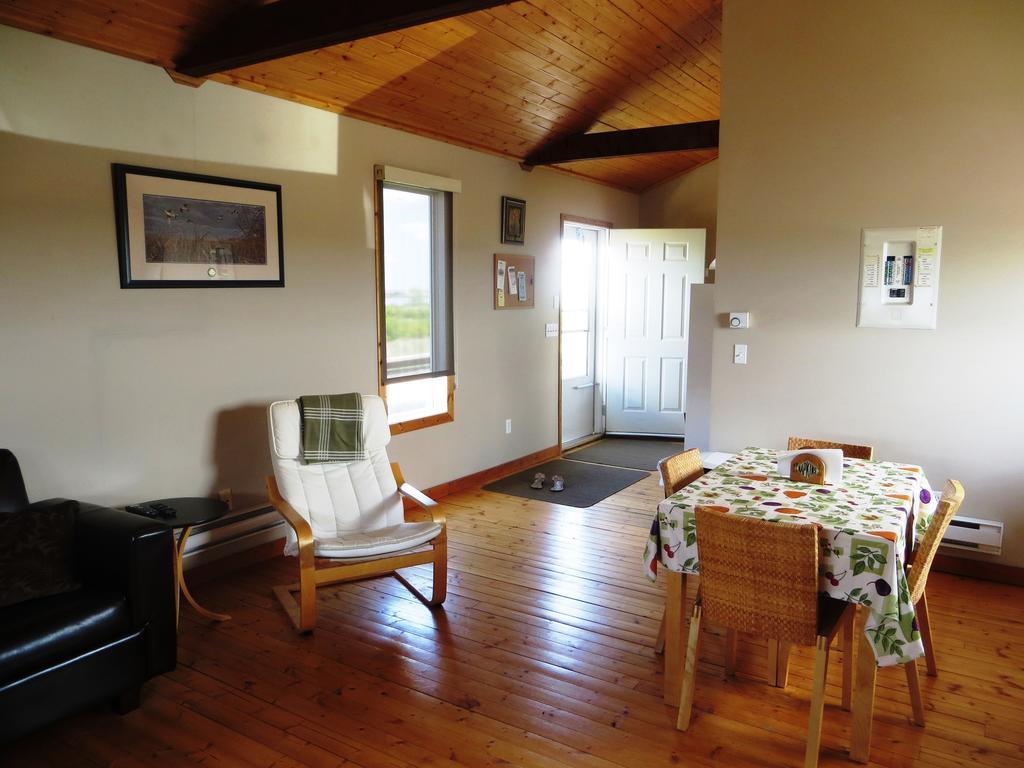Foxlake Retreat Hanna Room photo
